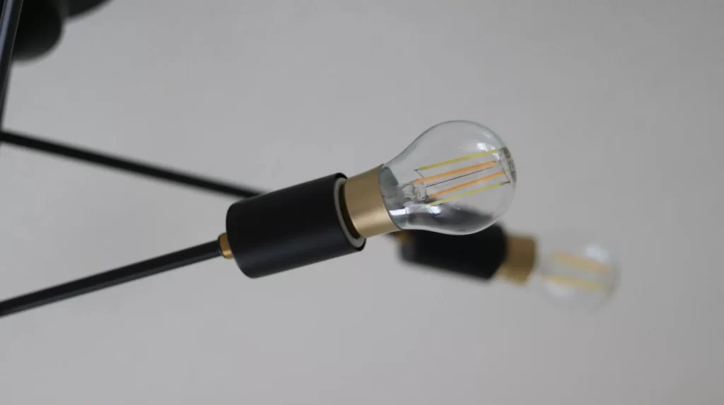 unico Astre(アストル)にスマートLEDエジソン電球を取り付けた写真